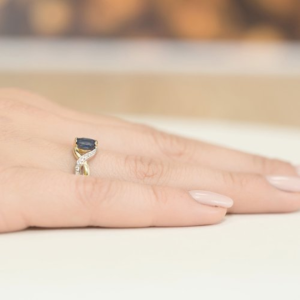 Złoty pierścionek zaręczynowy z Szafirem 0,70ct i Diamentami próby 585. W-0028SZA
